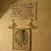Dopo aver varcato il portone in legno, ci ritroviamo in un androne dove una targa celebra i giorni del maggio 1847 in cui il re Ferdinando II di Borbone e la regina Maria Teresa soggiornarono proprio qui, ospiti di Giacinto Poli